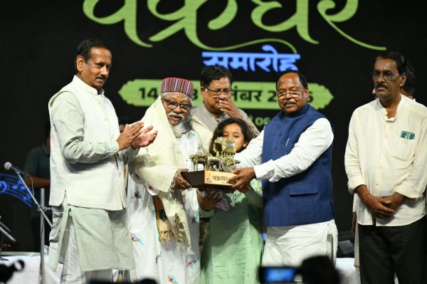 महाराजा चक्रधर सिंह की कला साधना से प्रेरित चक्रधर समारोह ने रचा संस्कृति का नया अध्याय, पांचवीं सांस्कृतिक संध्या में प्रभारी मंत्री नेताम ने कलाकारों को किया सम्मानित