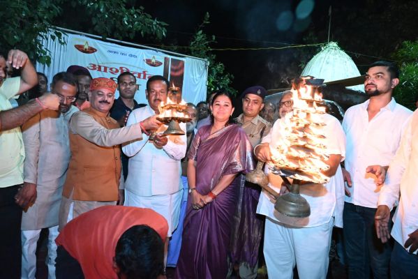 मंत्रोच्चार, शंखनाद और हजारों दीपों की रोशनी के बीच सारंगढ़-बिलाईगढ़ में सेवा संकल्प अभियान का शुभारंभ, खाड़ाबांध तालाब से &lsquo;आशीर्वाद का दीया&rsquo; ने दिया सेवा, जनभागीदारी और राष्ट्र निर्माण का संदेश