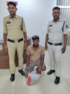 गली में शराब बेचने ग्राहक का इंतजार कर रहा था आरोपी, पुलिस ने दबोचा; जूटमिल में बाइक छोड़ भाग रहे युवक को पकड़ा, कुल 18 लीटर महुआ शराब बरामद