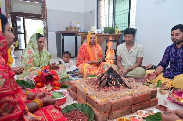 गृह निवास मुंडाडीह में गोमती साय ने किया नव कन्या पूजन, हवन-अर्चना कर मांगी क्षेत्रवासियों की सुख-समृद्धि