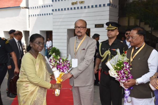 लोकभवन पहुंचीं राष्ट्रपति द्रौपदी मुर्मु, राज्यपाल रमेन डेका और मुख्यमंत्री विष्णु देव साय ने किया आत्मीय स्वागत