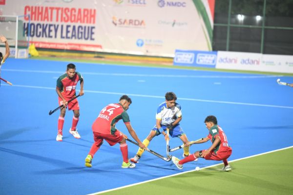 लगातार दूसरे दिन हॉकी लीग देखने पहुंचे उप मुख्यमंत्री अरुण साव, खिलाड़ियों की हौसला अफजाई कर स्टार परफॉर्मर्स को किया सम्मानित; चक्रधर चैंपियंस सेमीफाइनल के करीब