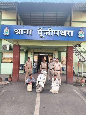 ऑपरेशन आघात के तहत रायगढ़ पुलिस की दो जगह ताबड़तोड़ कार्रवाई, 32 लीटर अवैध महुआ शराब के साथ सराईपाली के दो आरोपी गिरफ्तार, शराब परिवहन में इस्तेमाल स्कूटी भी जब्त
