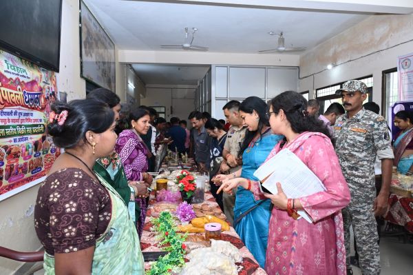 दीपावली पर महिला स्व-सहायता समूहों को मिला प्रोत्साहन, कलेक्टर पद्मिनी भोई साहू सहित अधिकारियों ने खरीदे स्वनिर्मित उत्पाद