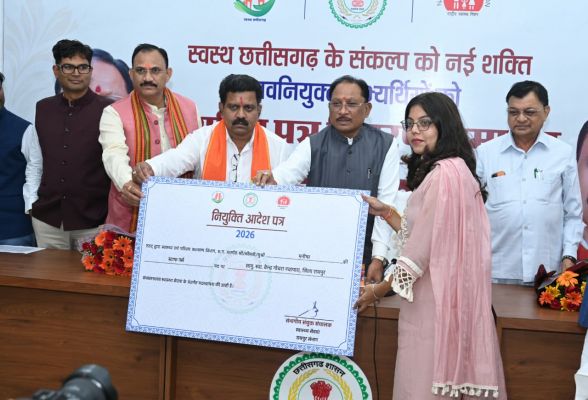 मुख्यमंत्री विष्णुदेव साय ने 520 नवनियुक्त स्वास्थ्यकर्मियों को सौंपे नियुक्ति पत्र, बोले&mdash;जनसेवा और सेवाभाव को बनाएं अपने कार्य का आधार, मरीजों के विश्वास पर उतरें खरा