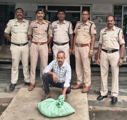 ऑपरेशन आघात के तहत खरसिया पुलिस की कार्रवाई, छोटे देवगांव में 5.025 किलो गांजा के साथ आरोपी गिरफ्तार, ₹2.50 लाख का मादक पदार्थ जब्त